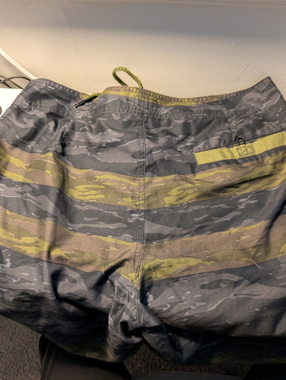 American Eagle Men’s Board Shorts Large Tiger Camo Green Gray Orange Piping - Picture 7 of 11